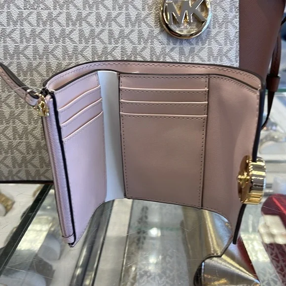 MICHAEL KORS
Carmen Medium Faux Leather Wallet
Powder Blush 
NWT - Picture 11 of 16